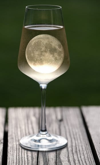 Ve víně je pravda, ale občas i Měsíc