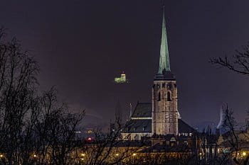 Katedrála sv. Bartoloměje v pozadí hrad Radyně