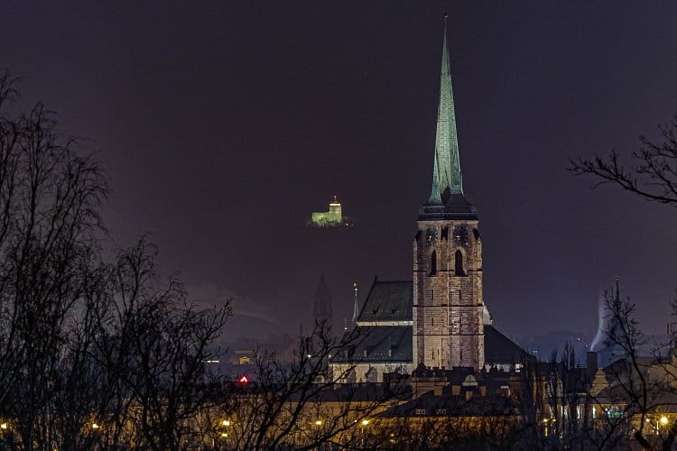 Katedrála sv. Bartoloměje v pozadí hrad Radyně