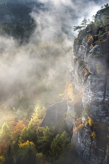 Mlha ve skalách