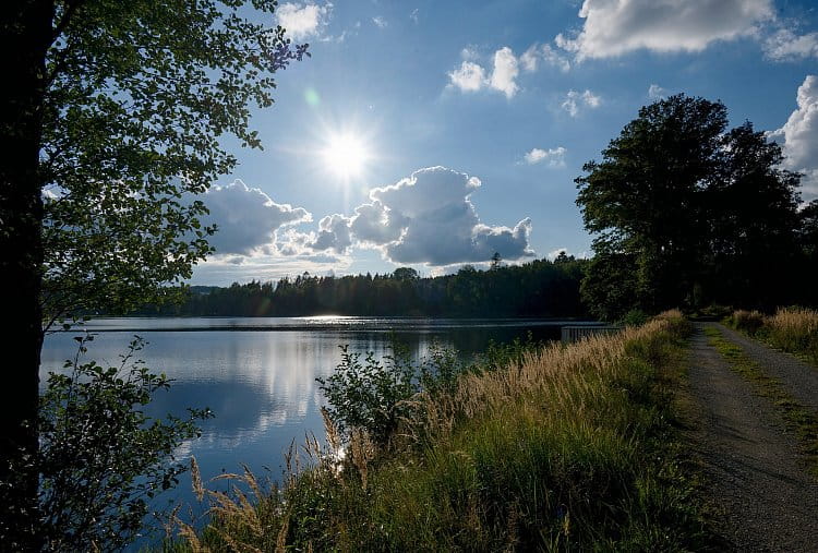 Na hrázi rybníka Horní Kladiny