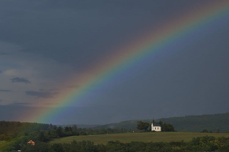 Kostelíček s duhou