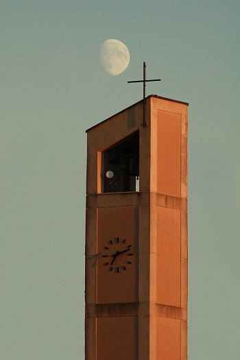 Kostel při západu slunce