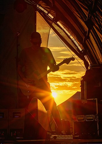 Kytarista a zapad slunce