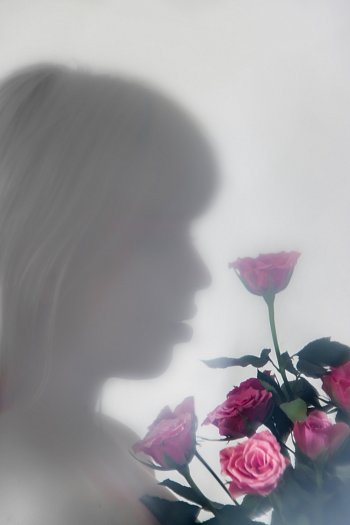 Autoportrét - silueta s růžemi