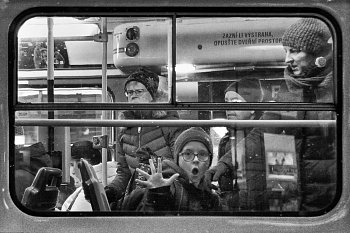 Lidé v tramvaji 1