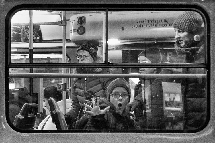 Lidé v tramvaji 1