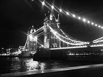 Noční Tower Bridge v Angllii