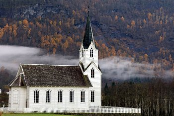 Kostel zahalen ranní mlhou