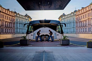 Člověk a autobus u hotelu Thermal