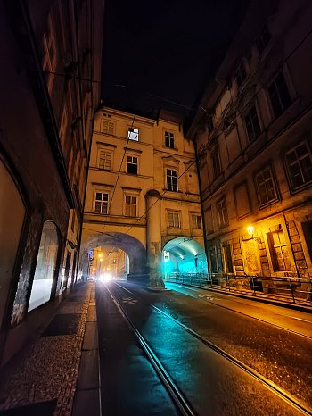 Tři odstíny noční ulice