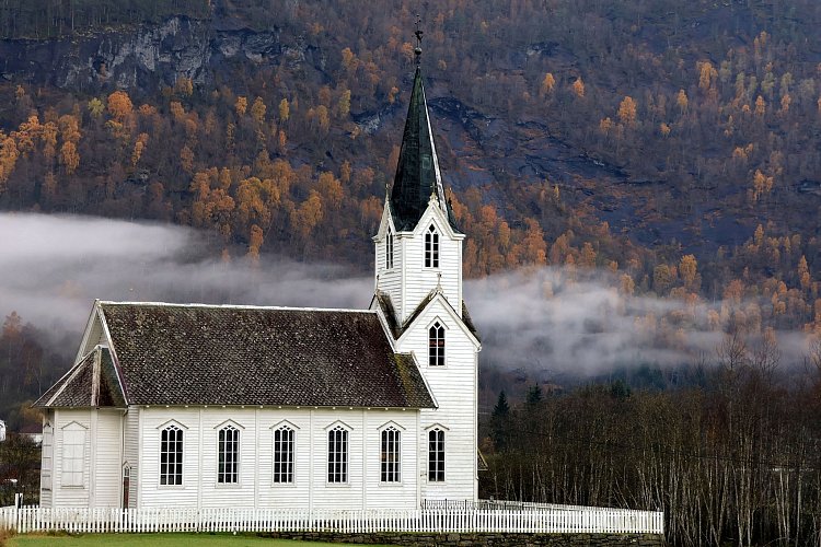Kostel zahalen ranní mlhou