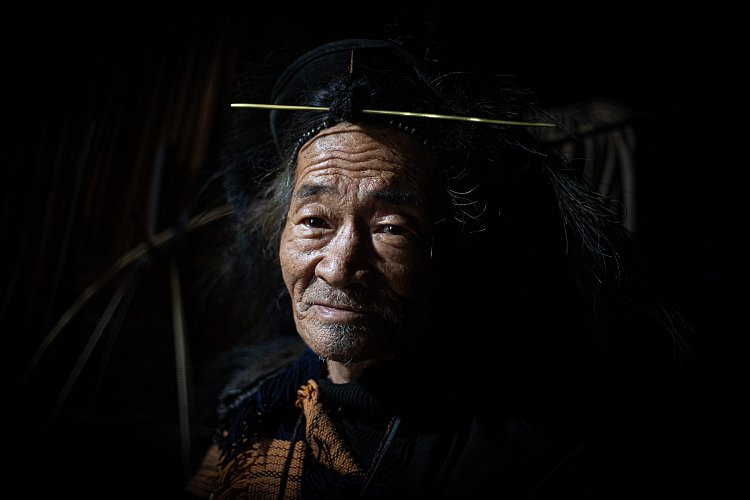 Šaman páté generace z  kmene Apatami.