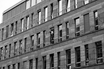 Between routine and vertigo