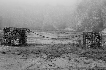 Lom spoutaný řetězem