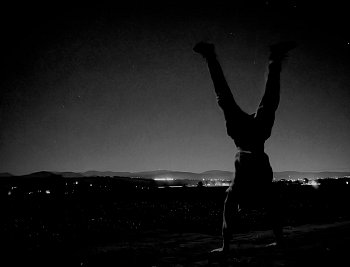 Stojka před noční krajinou