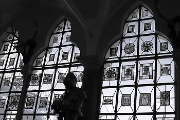 Rytíř hlídající erby