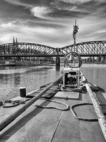 Na obzoru železniční most.