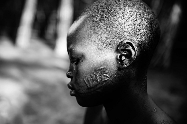 dívka z kmene Larim