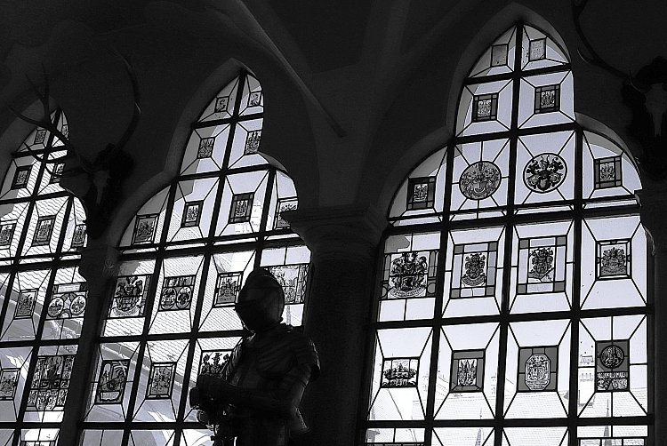 Rytíř hlídající erby