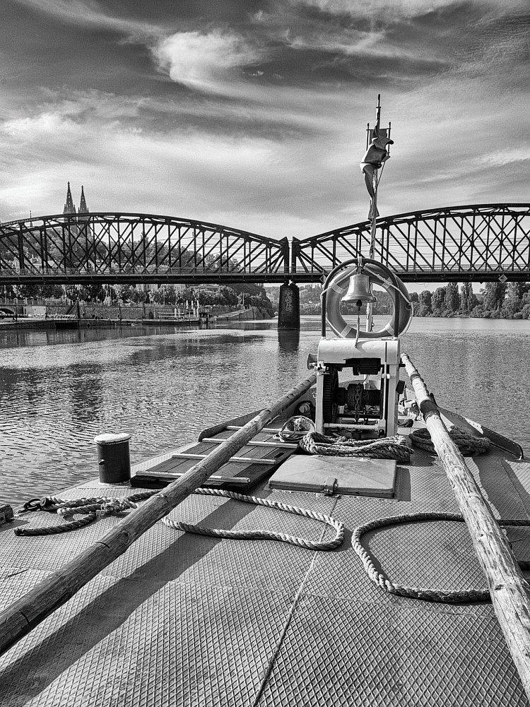 Na obzoru železniční most.