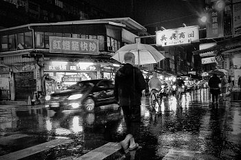 Teplým deštěm na večerní trh