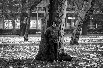 U stromu stál a bosý