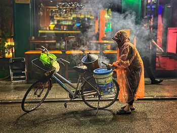 Pouliční kuchař v dešti