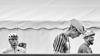 Různé hlavy, stejný závod