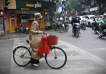 Cyklistka v chaosu Hanoje