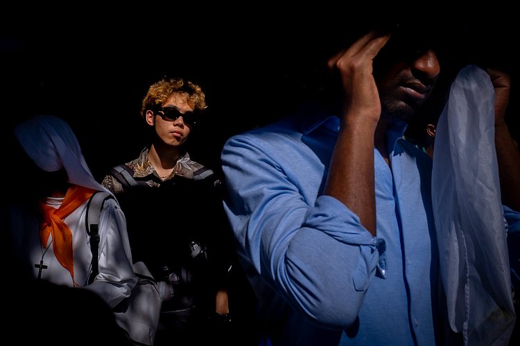 Stíny a světlo v davu