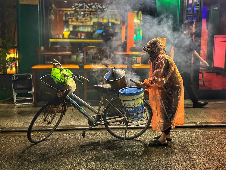 Pouliční kuchař v dešti