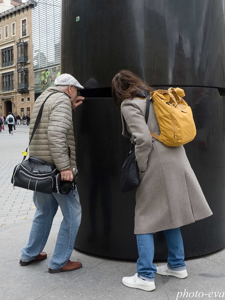 Zkoumání orloje z černé žuly.( vypadne kulička nebo ne)