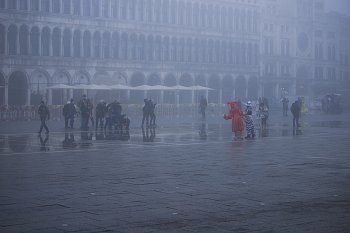 Benátky karneval za mlhy.