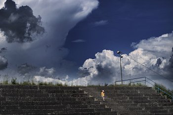 Po schodech (beton, tráva a mraky)