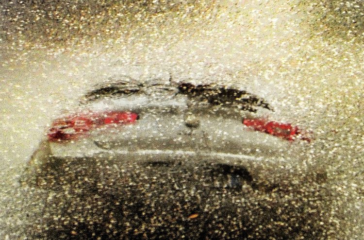 Auto v dešti