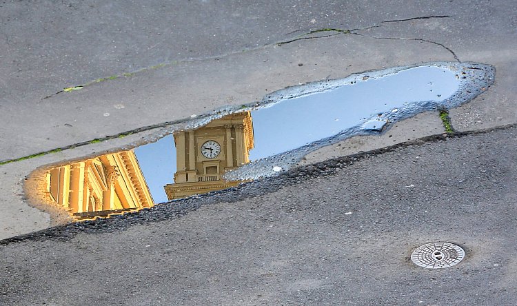 Nezapomeň, před šestou u kanálu!