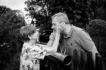 Návrat "ztraceného" syna, který je celý den v práci a matka s Alzheimerovou chorobou ho celý den hledá