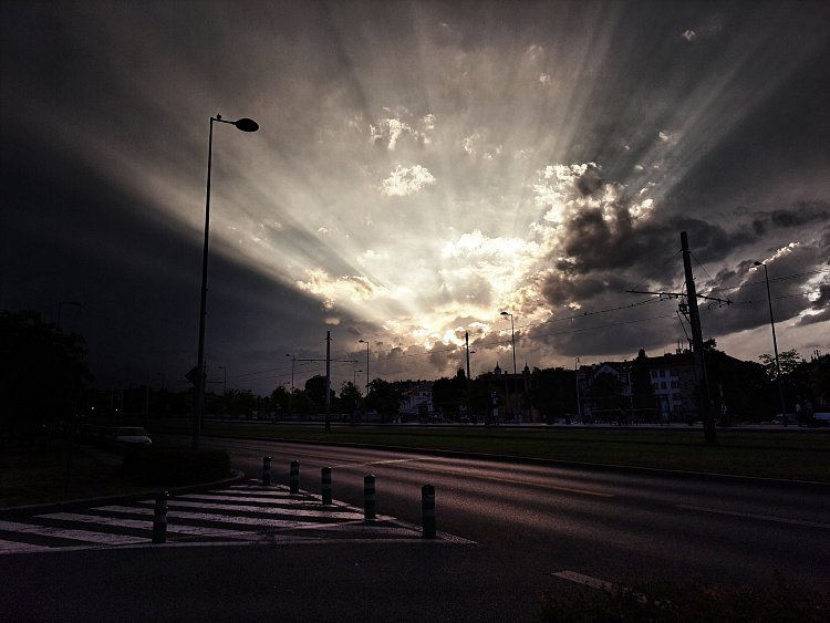 Sezení na lampě.